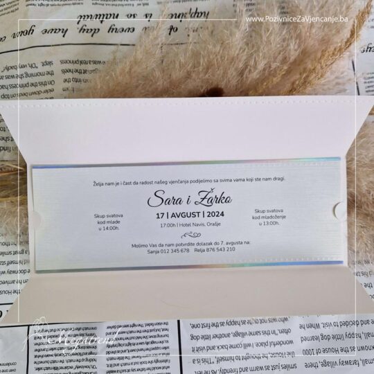 Prikaz pozivnice koja se sastoji od bijelog sedefastog papira na kojem je odštampan tekst i omotača od istog papira.