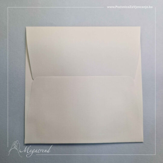 Fotografija bež kvadratne koverte.