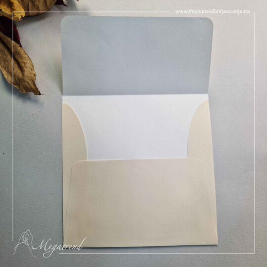 Fotografija otvorene dvadratne bež koverte.