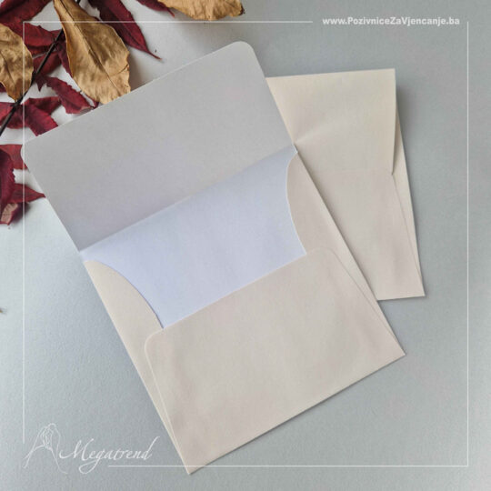 Fotografija dvije kvadratne bež koverte. Jedna je otvorena, dok je druga zatvorena.