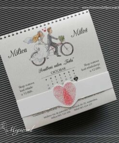pozivnica za vjencanje Megatrend 5605 - mladenci na biciklu, kalendar i crveni otisci prsta
