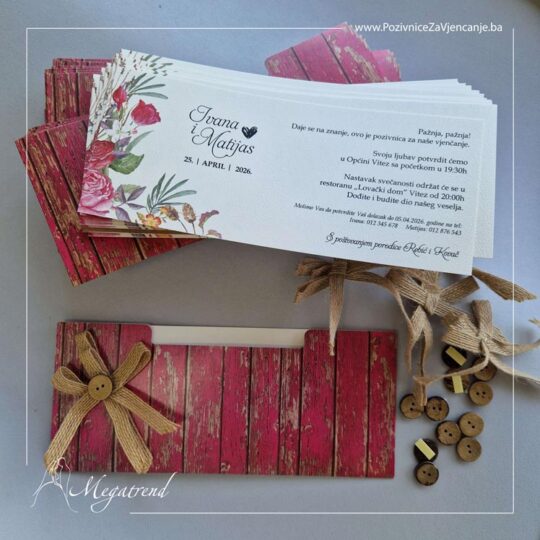 Pozivnica za vjenčanje sa bijelim reljefnim na kojem je odštampan tekst, a na njegovoj lijevoj strani se nalazi cvjetni uzorak. Pozivnica sadrži i crvenu futrolu na kojoj je zalijepljena mašna napravljena od jutene trake a preko nje dugme.