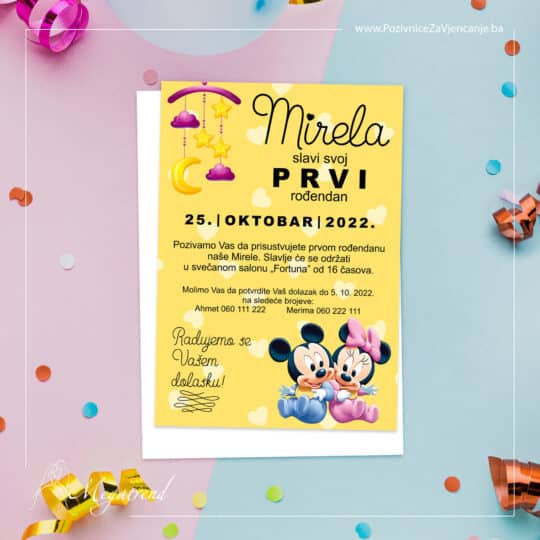 Pozivnica za rođendan ili krštenje, sa žutom pozadinom i grafičkim prikazom Mini i Miki Mausa i pratećom belom kovertom.