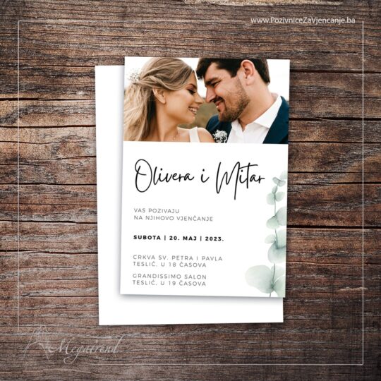 Prikaz pozivnice za vjenčanje pod šifrom 6628 sa bijelom pozadinom, fotografijom mladenaca i minimalističkim grafičkim i tekstualnim sadržajem.