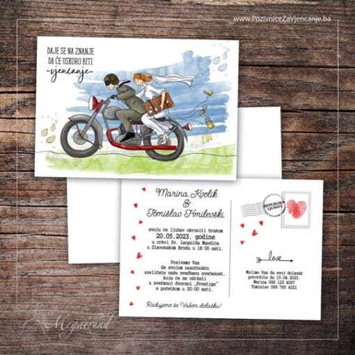 Prikaz prednje i zadnje strane pozivnice pod šifrom 6639 sa grafičkim elementima poštanskog pisma/razglednice i ilustracijom mladenaca koji se voze na motoru.