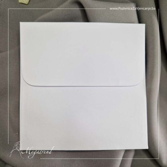 Fotografija kvadratne koverte od običnog bijelog papira.