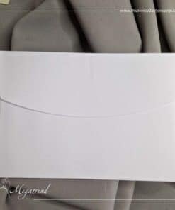 Fotografija horizontalne koverte od običnog bijelog papira.