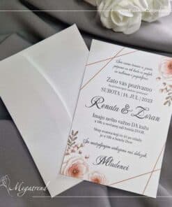 Ova pozivnica se sastoji od bijele koverte i papira na kojem se štampa tekst. Papir na kojem se štampa tekst ima cvjetne motive u dijagonalnim uglovima.