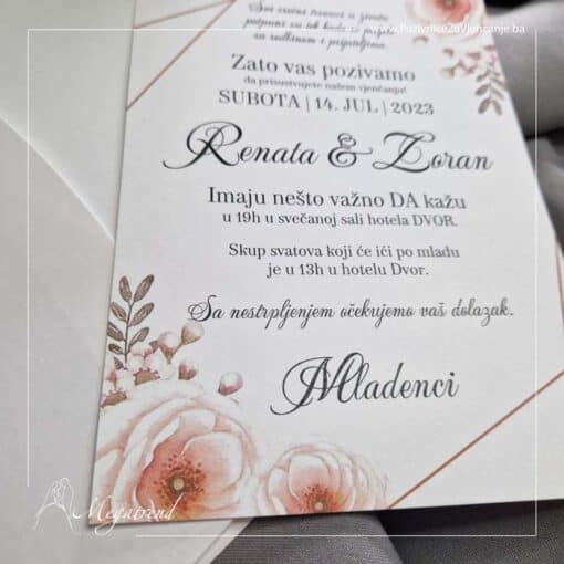 Ova pozivnica se sastoji od bijele koverte i papira na kojem se štampa tekst. Papir na kojem se štampa tekst ima cvjetne motive u dijagonalnim uglovima.