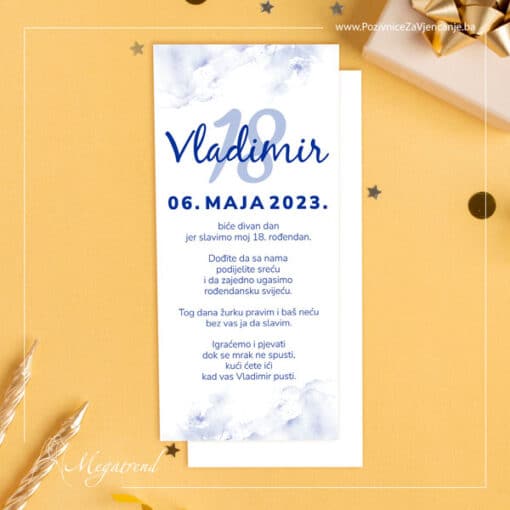 Ova pozivnica se sastoji iz bijelog sjajnog papira na kome se štampa tekst u plavoj boji, sa istaknutim brojem 18, imenom i datumom. Na vrhu i dnu pozivnice se nalaze plave magličaste mrlje.