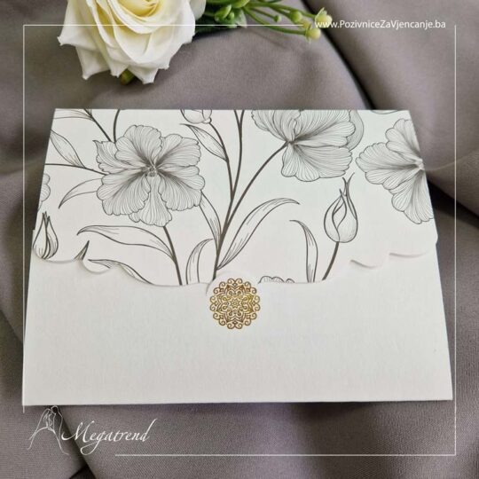 Prikaz pozivnice za vjenčanje koja jenapravljena od bijelog papira sa dva mjesta za presavijanje papira. Pozivnica sadrži dekorativni zaltotisak i crne cvjetne ilustracije.