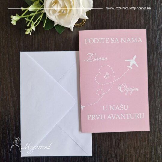 Pozivnica za vjenčanje koja imitira pasoš. Pozivnica je sa modernim i simpatičnim ilustracijama aviona i karte svijeta, sa vanjske strane u niježno roze boji.