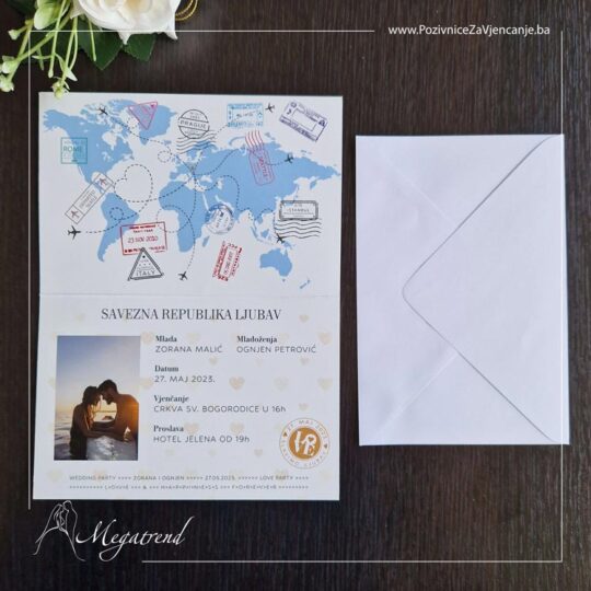 Pozivnica za vjenčanje koja imitira pasoš. Pozivnica je sa modernim i simpatičnim ilustracijama aviona i karte svijeta, sa vanjske strane u niježno plavoj boji.
