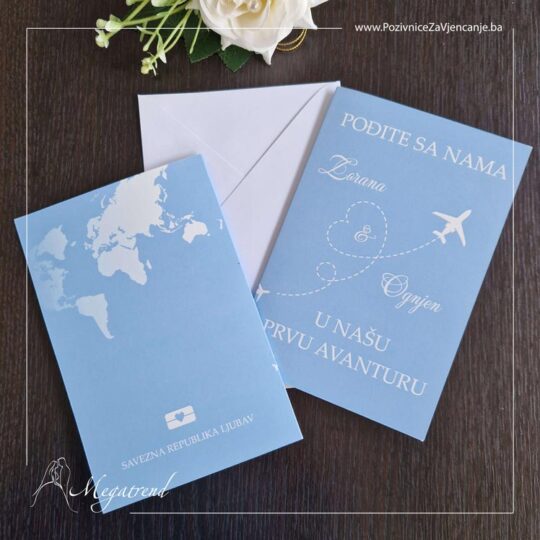 Pozivnica za vjenčanje koja imitira pasoš. Pozivnica je sa modernim i simpatičnim ilustracijama aviona i karte svijeta, sa vanjske strane u niježno plavoj boji.