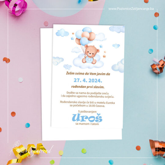 Grafički prikaz pozivnice za rođendan sa ilustracijom mede u oblacima dok drži raznobojne balone.