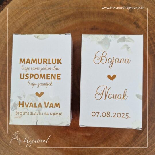 Fotografija kutijice koja prikazuje kako ona izgleda kada je sklopljena.