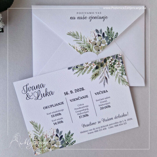 Prikaz pozivnice sa herbalnim ilustracijama i modernim rasporedom teksta na bijelom mat reljefnom papiru. Uz pozivnice stiže i koverta napravljena od iste vrste papira, manje gramaže i štampom teksta i herbalnih ilustracija.