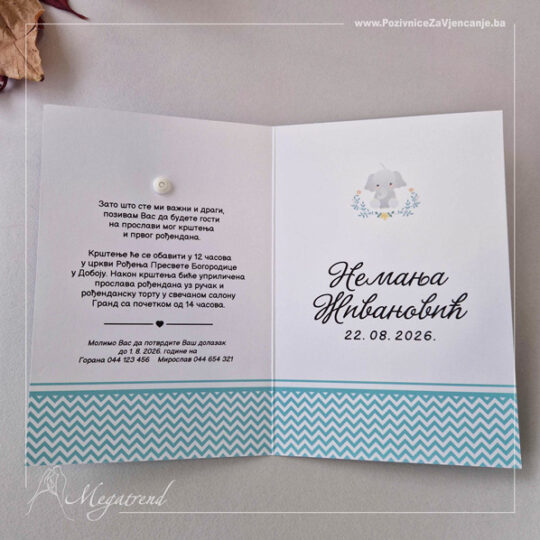 Prikaz dječije pozivnice na preklop napravljene od bijelog mat papira. Na dnu unutrašnje i spoljašnje strane nalazi se ukrasna bordura zig-zag šablona u tirkiznoj boji. Na obje strane je prisutna i ilustracija slončića sa cvjetnim ukrasima. Pozivnica na svojoj spoljašnjoj, naslovnoj strani, ima ukras vjetrenjače od papira u tirkiznoj boji pričvršćenog plastičnom nitnom.