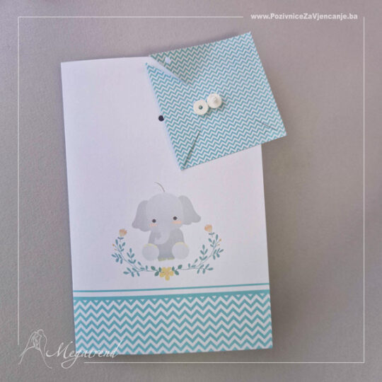 Prikaz dječije pozivnice na preklop napravljene od bijelog mat papira. Na dnu unutrašnje i spoljašnje strane nalazi se ukrasna bordura zig-zag šablona u tirkiznoj boji. Na obje strane je prisutna i ilustracija slončića sa cvjetnim ukrasima. Pozivnica na svojoj spoljašnjoj, naslovnoj strani, ima ukras vjetrenjače od papira u tirkiznoj boji pričvršćenog plastičnom nitnom.