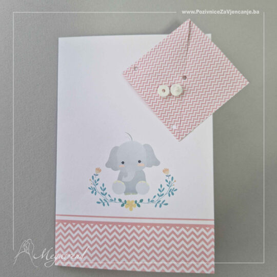 Prikaz dječije pozivnice na preklop napravljene od bijelog mat papira. Na dnu unutrašnje i spoljašnje strane nalazi se ukrasna bordura zig-zag šablona u niježno roze boji. Na obje strane je prisutna i ilustracija slončića sa cvjetnim ukrasima. Pozivnica na svojoj spoljašnjoj, naslovnoj strani, ima ukras vjetrenjače od papira u tirkiznoj boji pričvršćenog plastičnom nitnom.