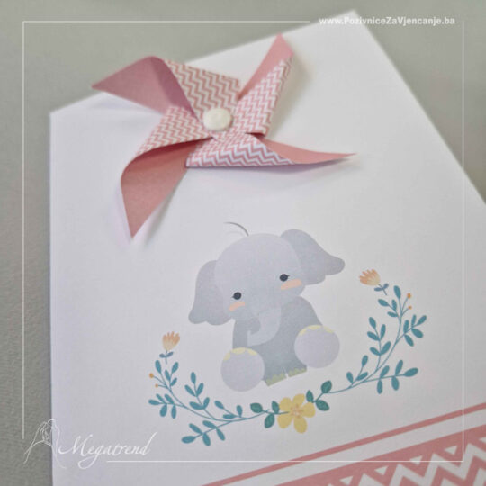 Prikaz dječije pozivnice na preklop napravljene od bijelog mat papira. Na dnu unutrašnje i spoljašnje strane nalazi se ukrasna bordura zig-zag šablona u niježno roze boji. Na obje strane je prisutna i ilustracija slončića sa cvjetnim ukrasima. Pozivnica na svojoj spoljašnjoj, naslovnoj strani, ima ukras vjetrenjače od papira u tirkiznoj boji pričvršćenog plastičnom nitnom.
