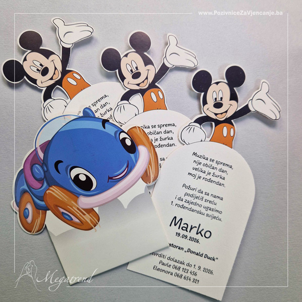 Prikaz rođendanske pozivnice koja se sastoji iz dva dijela, futrole sa ilustracijom automobila i papira na kojem je odštampan tekst sa ilustracijom crtanog lika. Kada se pozivnica sklopi, odnosno papir ubaci u futrolu izgleda tako kao da se crtani lik vozi u automobilu.