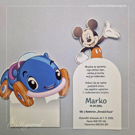 Prikaz rođendanske pozivnice koja se sastoji iz dva dijela, futrole sa ilustracijom automobila i papira na kojem je odštampan tekst sa ilustracijom crtanog lika. Kada se pozivnica sklopi, odnosno papir ubaci u futrolu izgleda tako kao da se crtani lik vozi u automobilu.