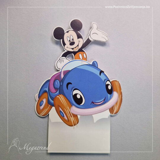 Prikaz rođendanske pozivnice koja se sastoji iz dva dijela, futrole sa ilustracijom automobila i papira na kojem je odštampan tekst sa ilustracijom crtanog lika. Kada se pozivnica sklopi, odnosno papir ubaci u futrolu izgleda tako kao da se crtani lik vozi u automobilu.