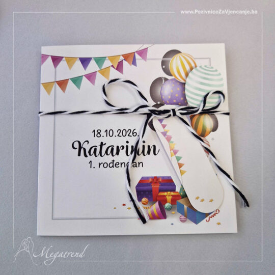 Pozivnica na preklop izrađena od bijelog papira. Na naslovnoj strani papira nalaze se rođendanske ilustracije, baloni, pokloni, ukrasne trake. Na obje unutrašnje strane se nalazi tekst. Na sredini je papir utisnut zbog lakšeg presavijanja u kvadratni oblik. Uz pozivnicu dolazi kartica od bijelog papira sa prigodnim pratećim ilustracijama kroz koju se provlači crno-bijela špaga koja se oko pozivnice veže u mašnu.