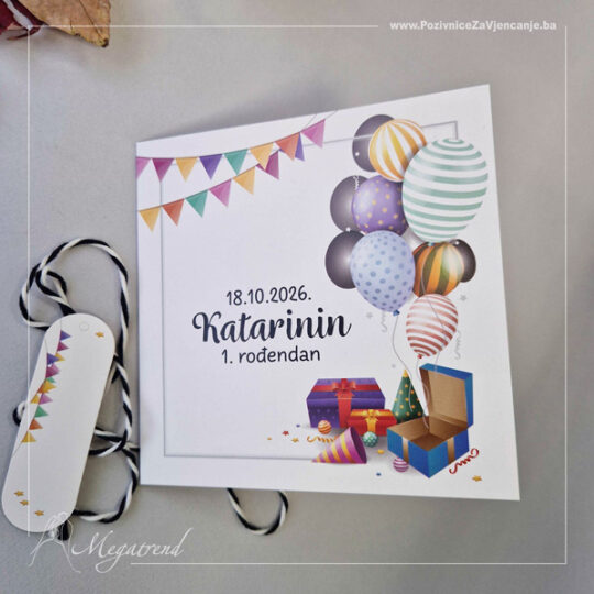Pozivnica na preklop izrađena od bijelog papira. Na naslovnoj strani papira nalaze se rođendanske ilustracije, baloni, pokloni, ukrasne trake. Na obje unutrašnje strane se nalazi tekst. Na sredini je papir utisnut zbog lakšeg presavijanja u kvadratni oblik. Uz pozivnicu dolazi kartica od bijelog papira sa prigodnim pratećim ilustracijama kroz koju se provlači crno-bijela špaga koja se oko pozivnice veže u mašnu.