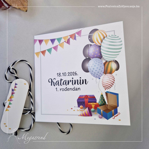 Pozivnica na preklop izrađena od bijelog papira. Na naslovnoj strani papira nalaze se rođendanske ilustracije, baloni, pokloni, ukrasne trake. Na obje unutrašnje strane se nalazi tekst. Na sredini je papir utisnut zbog lakšeg presavijanja u kvadratni oblik. Uz pozivnicu dolazi kartica od bijelog papira sa prigodnim pratećim ilustracijama kroz koju se provlači crno-bijela špaga koja se oko pozivnice veže u mašnu.