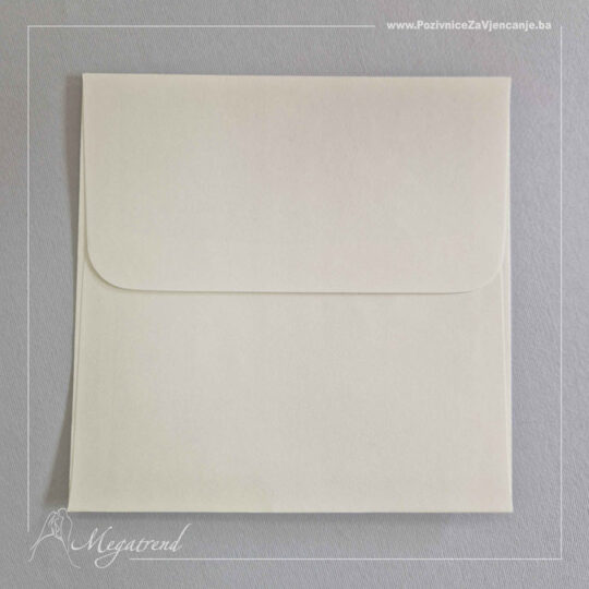 Bež kvadratna koverta.